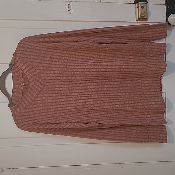 Source Unknown Tops - NWOT Ribbed V-Neck Shirt